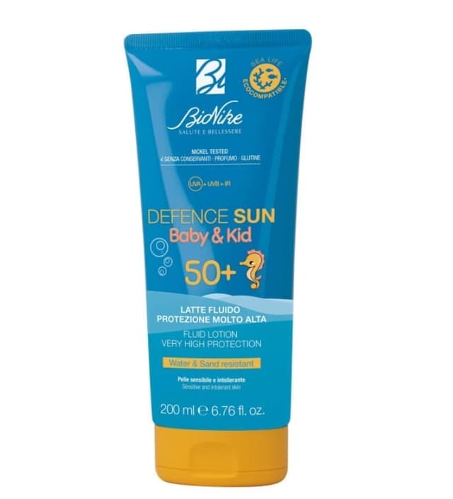 Bionike Defence Sun Baby & Kid - Latte Solare Fluido per Bambino e Neonato SPF 50+, Azione Protettiva, Effetto Waterproof e Anti-sabbia, Lenisce e Ripara la Pelle, 200 ml